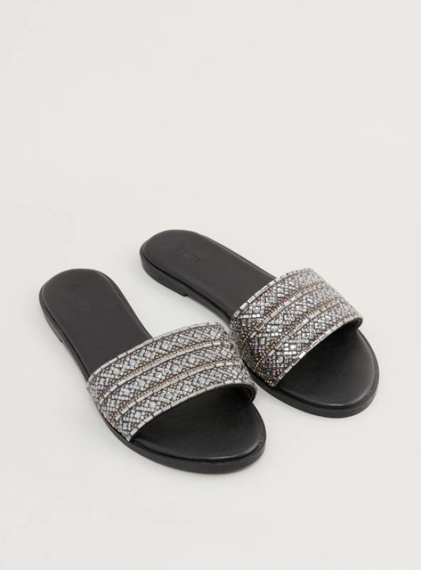 حذاء خفيف مسطّح بأحزمة مزينة
