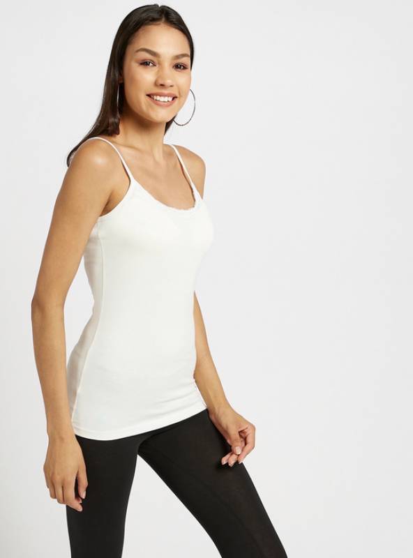 بلوزة كامي قطن بي سي آي بياقة عميقة وحمّالات رفيعة وتفاصيل دانتيل