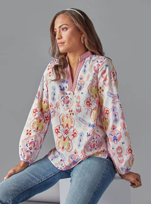بلوزة بأكمام طويلة وياقة V وطبعات
