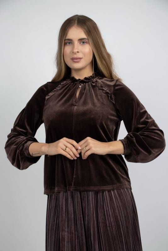 بلوزة باكمام طويلة
