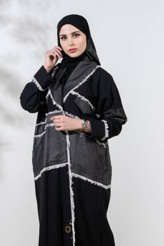عباية قماشين أسود وكحلي بفاصل من الكروشيه