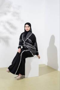 عباية قماشين أسود وكحلي بفاصل من الكروشيه