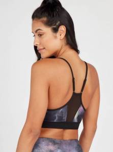 صدرية رياضية بدعم متوسط وياقة V وشريط شبكة خلفي وطبعات