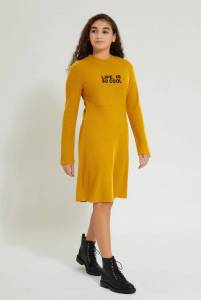 فستان باللون الخردلي برقبة دائرية