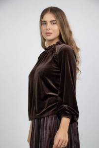 بلوزة باكمام طويلة