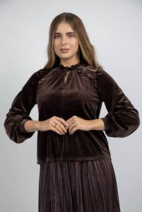 بلوزة باكمام طويلة