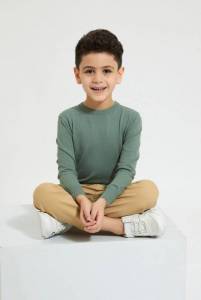 كنزة خضراء برقبة دائرية