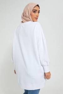 سويتشيرت طويل مزين باللون الأبيض