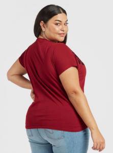 تيشيرت بياقة مستديرة وطبعات أزهار وأكمام كاب